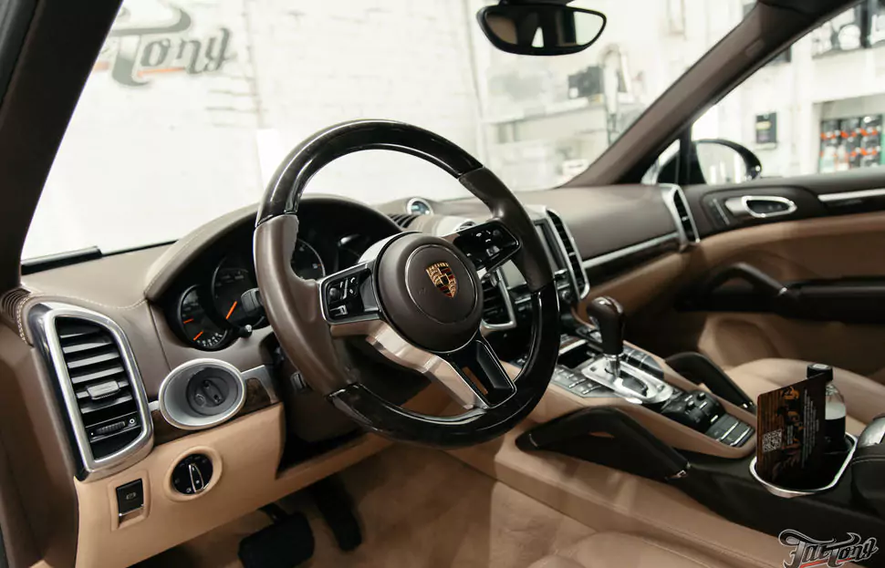 Комплексная химчистка салона и обработка кожи керамикой для Porsche Cayenne